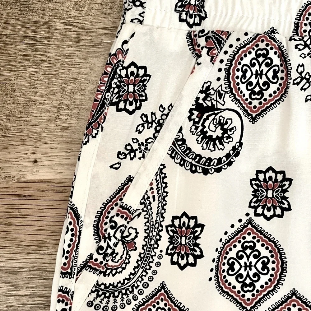 🌺 Old Navy White Paisley White Dolphin Hem Mini Skirt NWT Size L